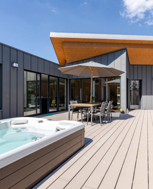 terrasse avec jacuzzi