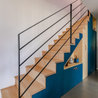 escalier avec niche de rangement et placard en bois